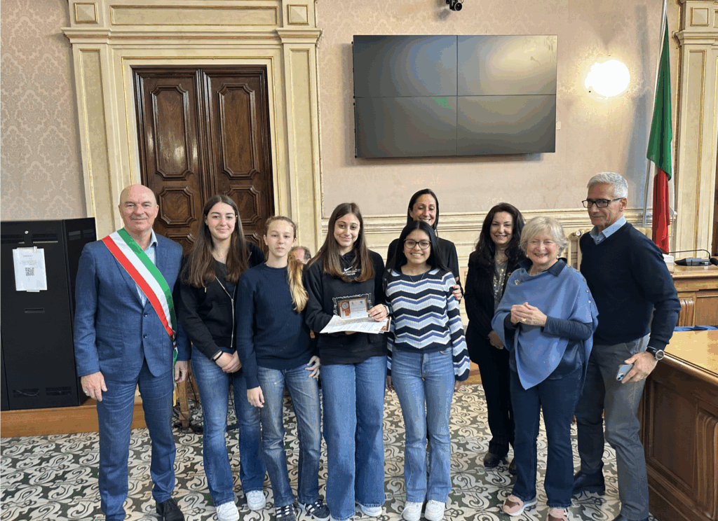 Foto di gruppo delle studentesse di 2A con il prof. Marino e il Sindaco di Livorno