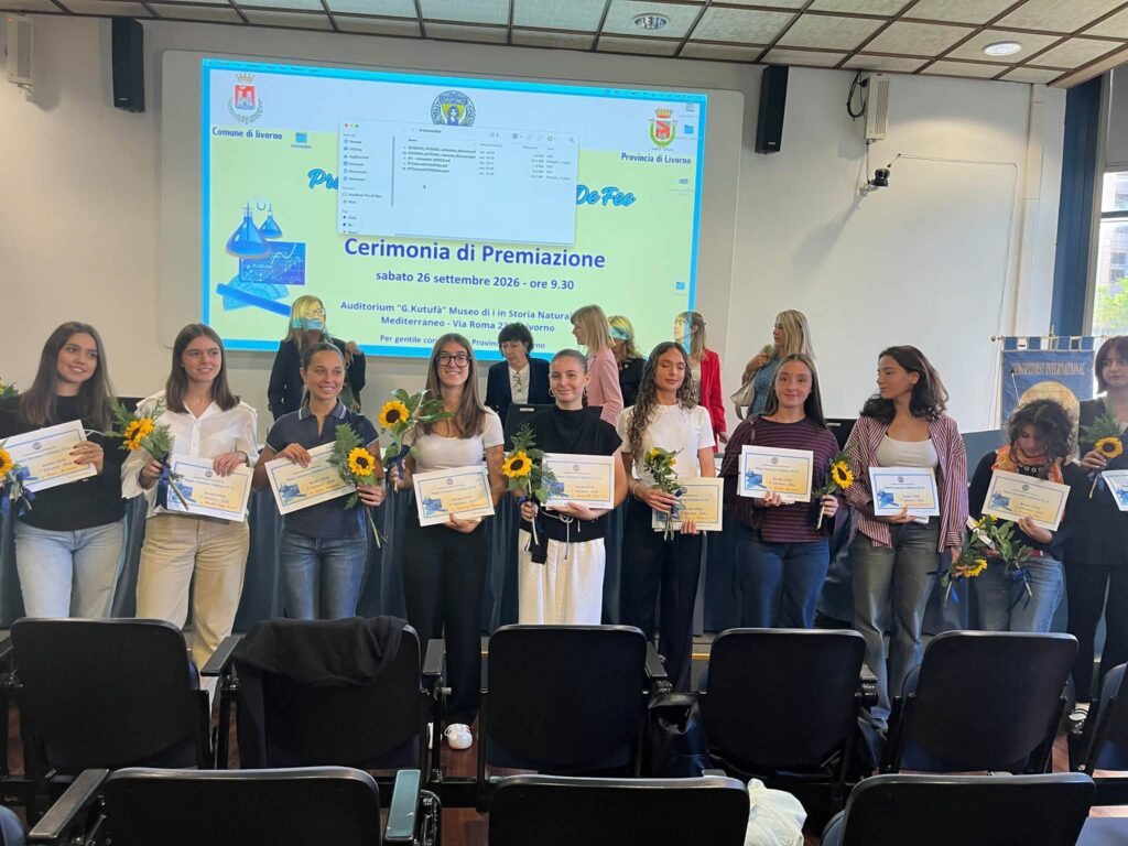 Studentesse premiate mostrano il diploma